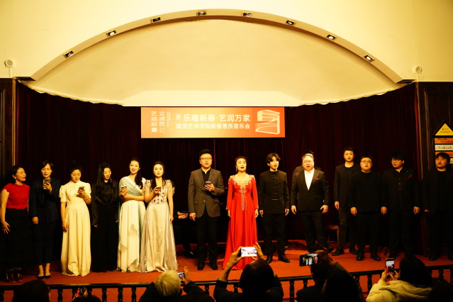 9.全场合唱《我的祖国》.JPG 图片