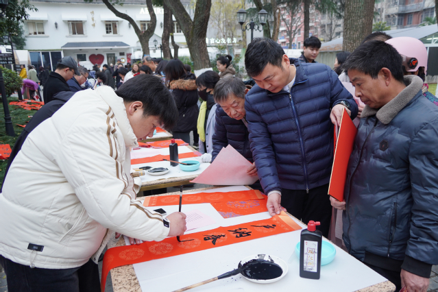 写春联、送“福”活动3.JPG 图片