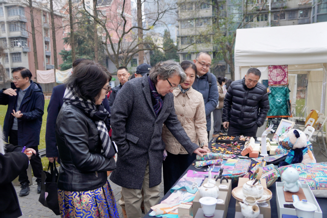 嘉宾参观“艺享新集・福启新春——南京艺术学院新春文创市集”.JPG 图片