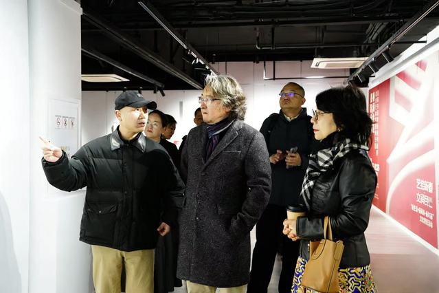 嘉宾参观“墨韵新章・春满金陵——南京艺术学院师生暨民革书画家新春书画展”.jpg 图片