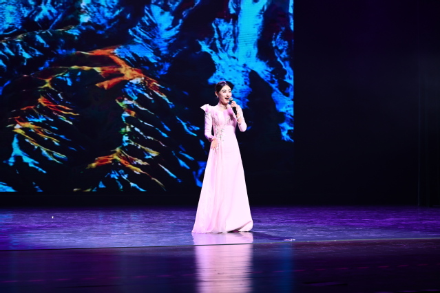 表演唱歌.JPG 图片