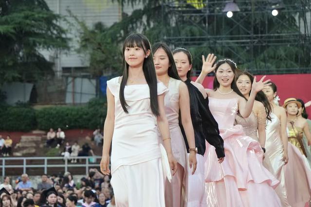 83e399a923cffe94183bd6b253d35bda.jpg