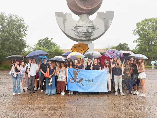 参观良渚古城遗址公园.jpg