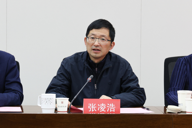 张凌浩宣读荣休教职工名单.jpg 图片