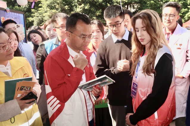 全国政协委员,共青团中央青年志愿者行动指导中心党委书记张朝晖与南艺师生交流.jpg