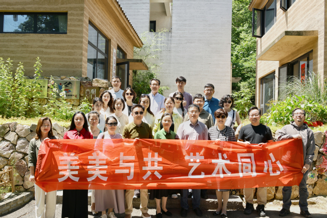 1.浦口响堂村 合影 一排左起 洪静 宋东禹 周晶 陈亚鸣 高健 宋德泳 李晖 严宝平 张晖 .JPG