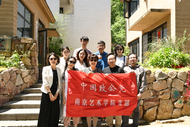 5.浦口响堂村 一排左起 尹鑫 林子青 李晖 严宝平 张晖 二排左起 宋忆萌 高旖 倪蓓蓓 三排左起王亮 侯蔚.jpg