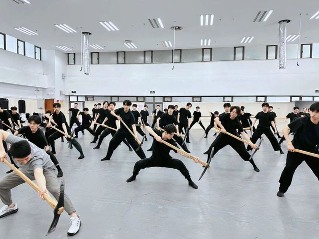 晚会导演在南京艺术学院排练歌舞《延安延安》1.jpg
