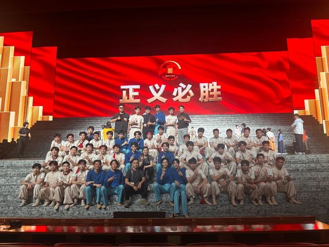 51名南艺学子参加《正义必胜》文艺晚会 联排结束合影留念.jpg