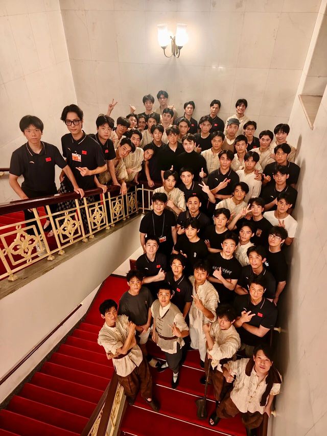 51名南艺学子参加《正义必胜》文艺晚会 人民大会堂候场区合影留念.jpg