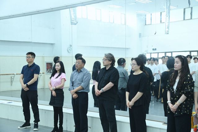 李彤副校长、苗雨副校长观看《正义必胜》文艺晚会的排练成果.jpg