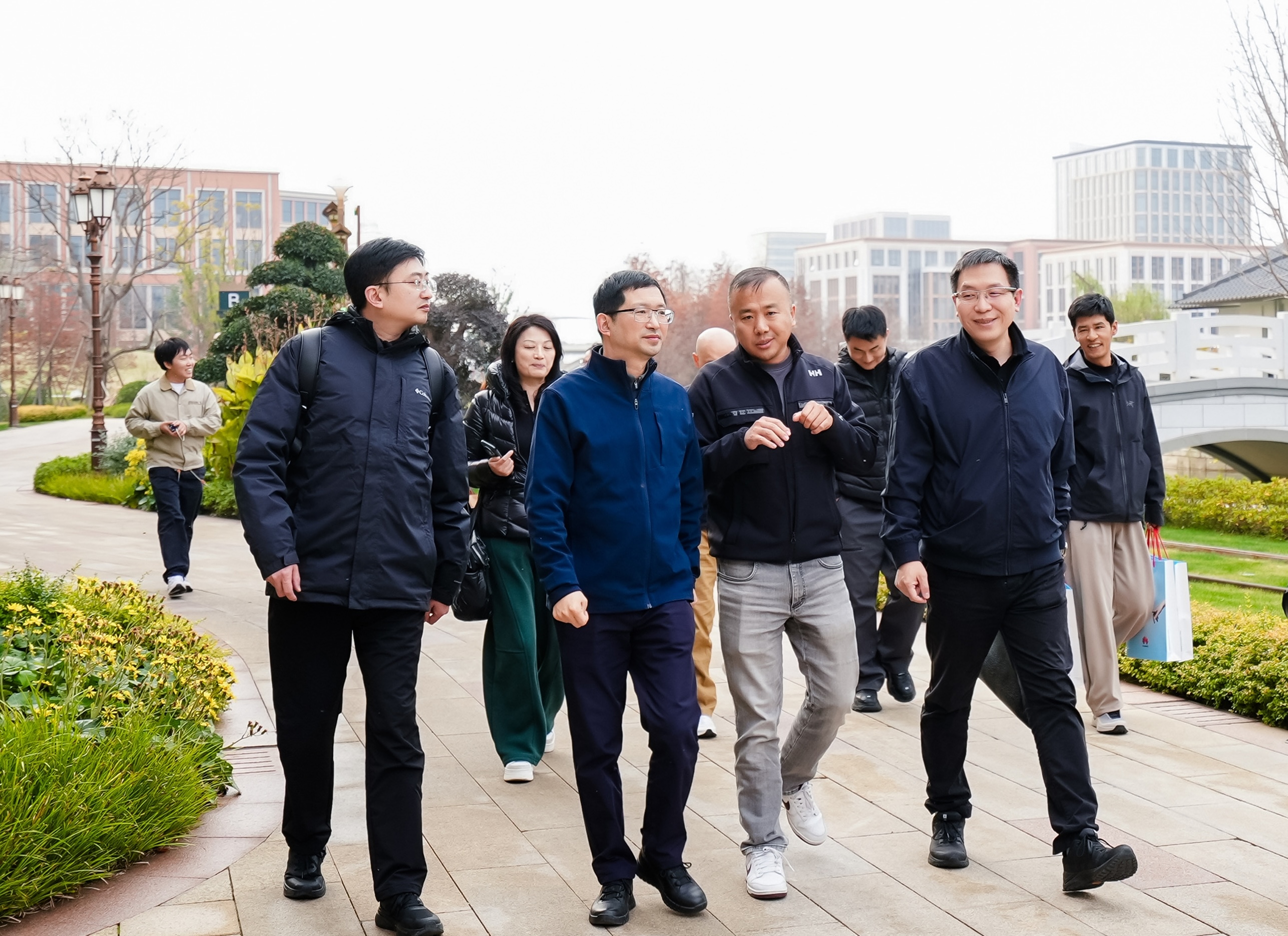 张凌浩带队赴华为练秋湖研发中心调研交流
