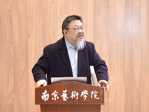 清华大学美术学院理论研究中心主任、《装饰》杂志主编方晓风发表主旨演讲.jpg 图片