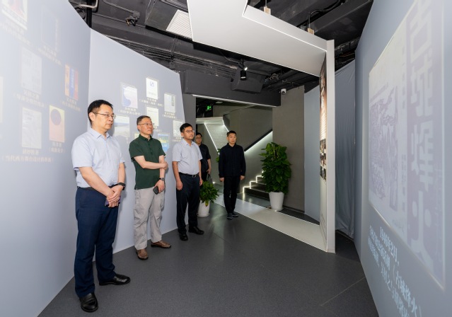 上海戏剧学院党委书记谢巍陪同俞锋书记考察了“上戏·戏剧源”文化空间.jpg