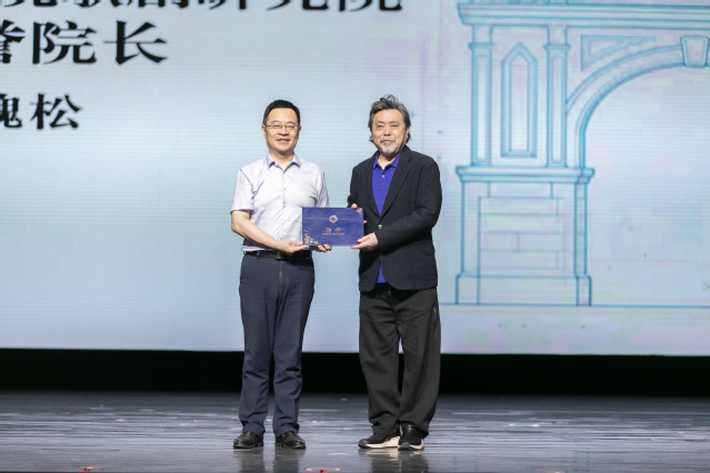 俞锋书记为魏松颁发南京艺术学院歌剧研究院名誉院长聘书.JPG