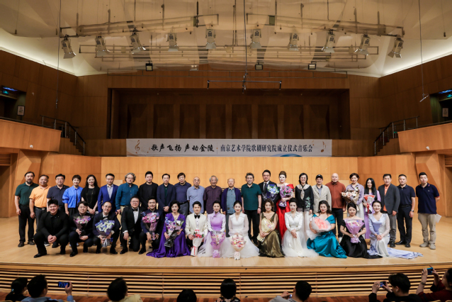 嘉宾与音乐会演职人员合影留念.jpg