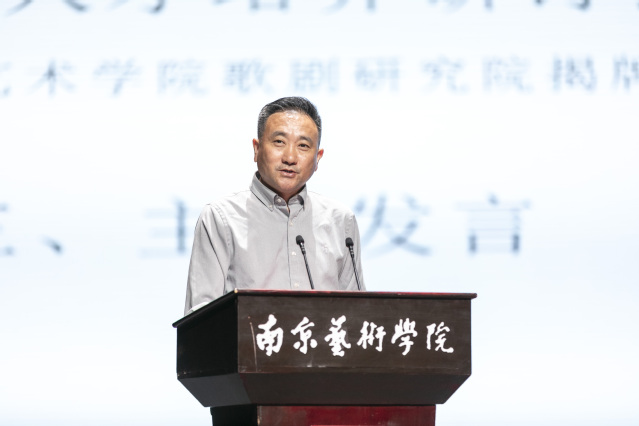 王晓俊主持专家主旨发言.JPG