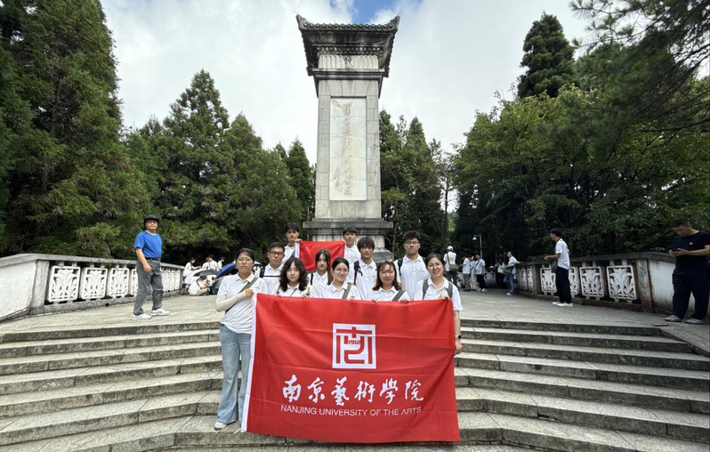 数字艺术学院“星火数创”团队用...