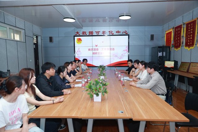 座谈会1.jpg