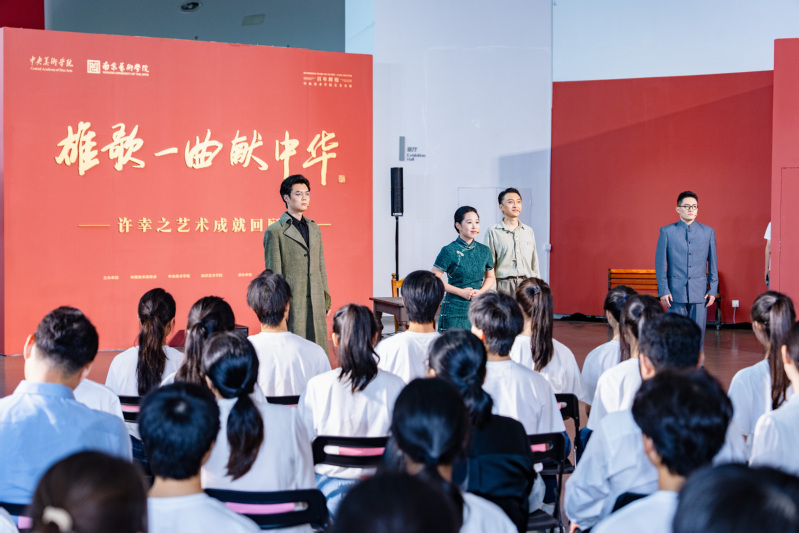【新华日报】国歌回响中，接过报...