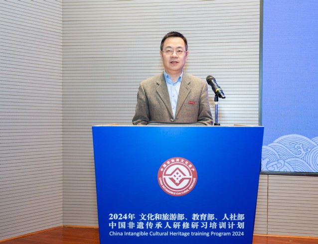 2.南京艺术学院党委书记俞锋做开班动员.jpg